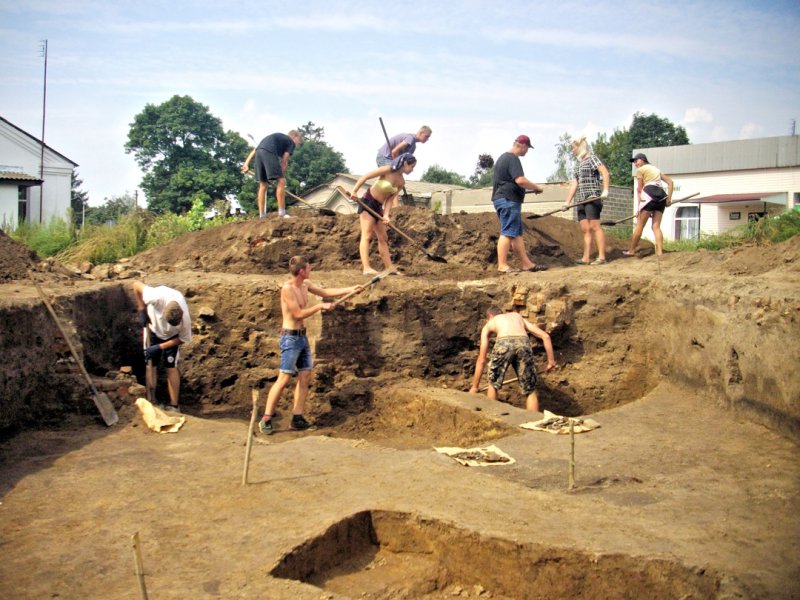2016 excavations of the remnants of wooden dwellings  2