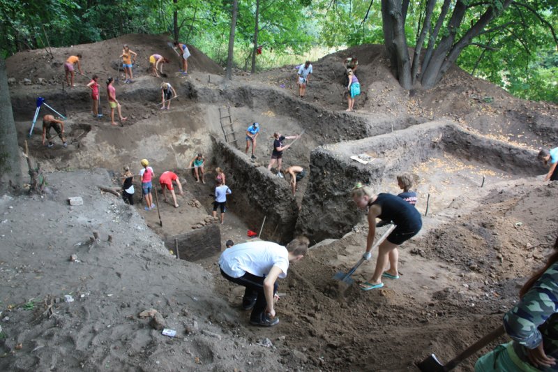 2010 excavations of the remnants of the log dwelling 2