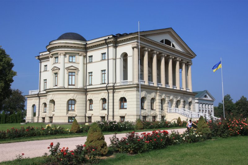 Реставрований палац-музей Розумовського у Батурині 1799 р. Знімок В. Мезенцева.