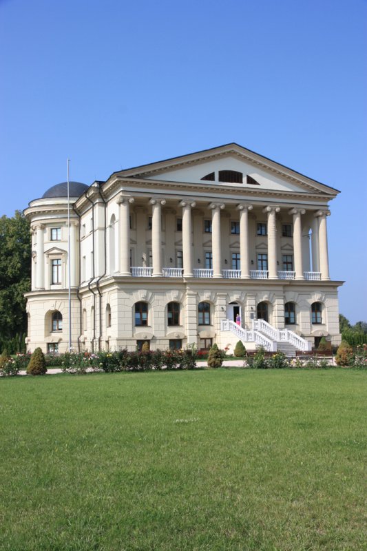 Реставрований палац-музей Розумовського у Батурині 1799 р. Знімок В. Мезенцева.